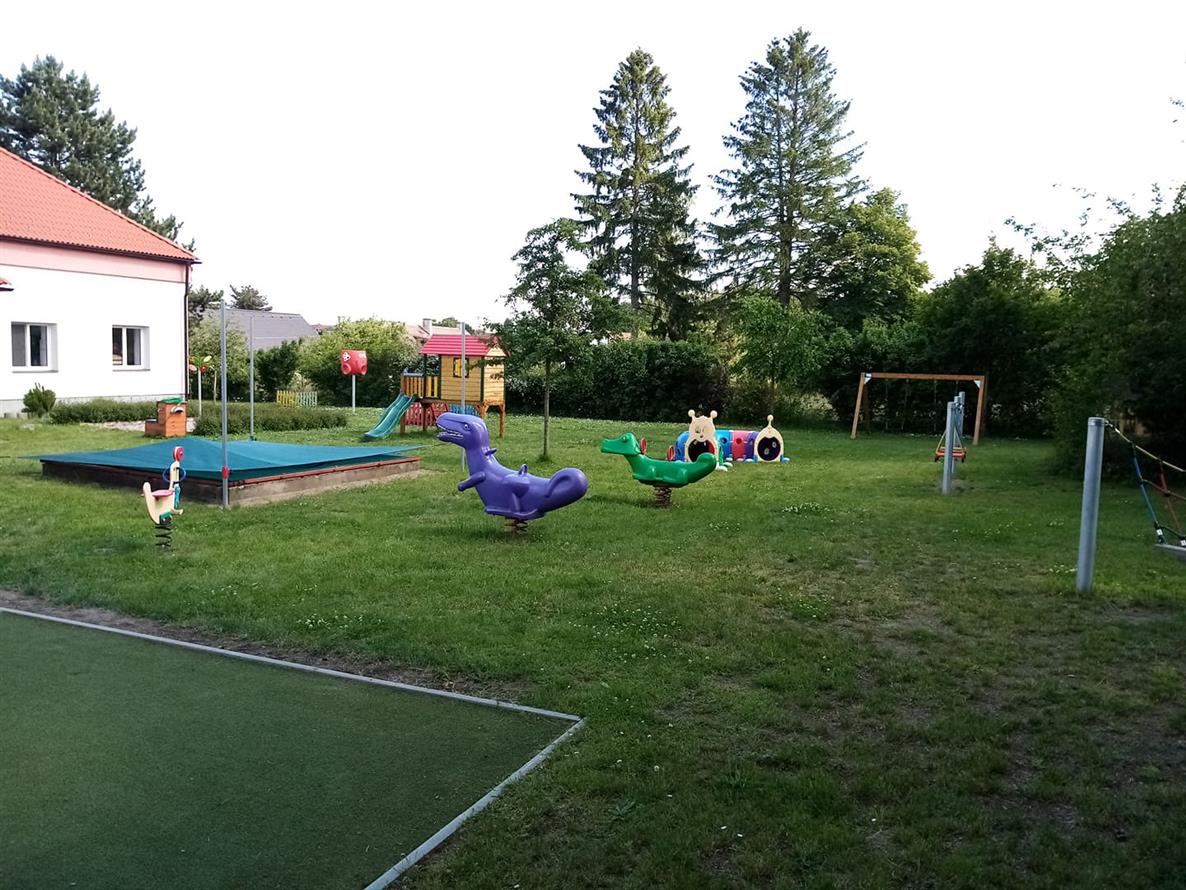 Venkovní hriště s prolézačkami, houpačkami a velkým pískovištěm