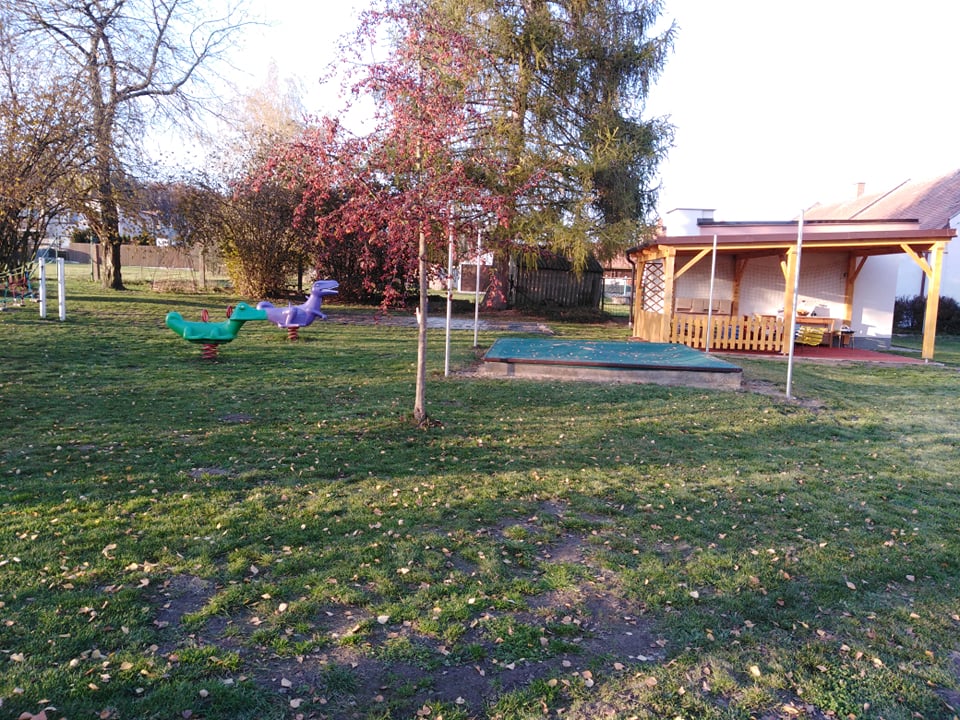 Venkovní hriště s prolézačkami, houpačkami a velkým pískovištěm