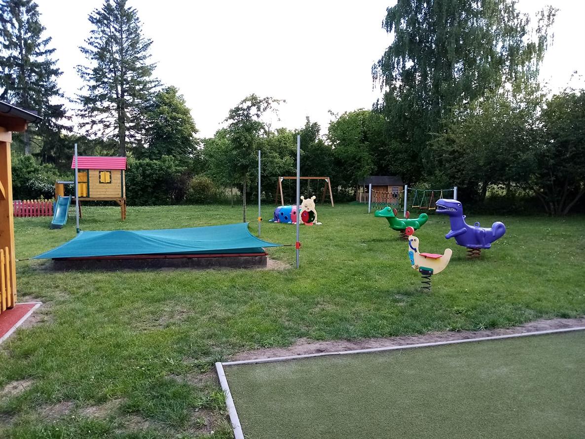 Venkovní hriště s prolézačkami, houpačkami a velkým pískovištěm