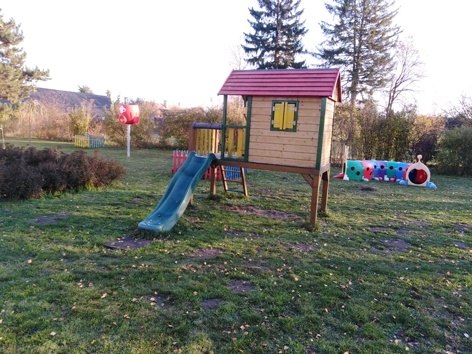 Venkovní hriště s prolézačkami, houpačkami a velkým pískovištěm