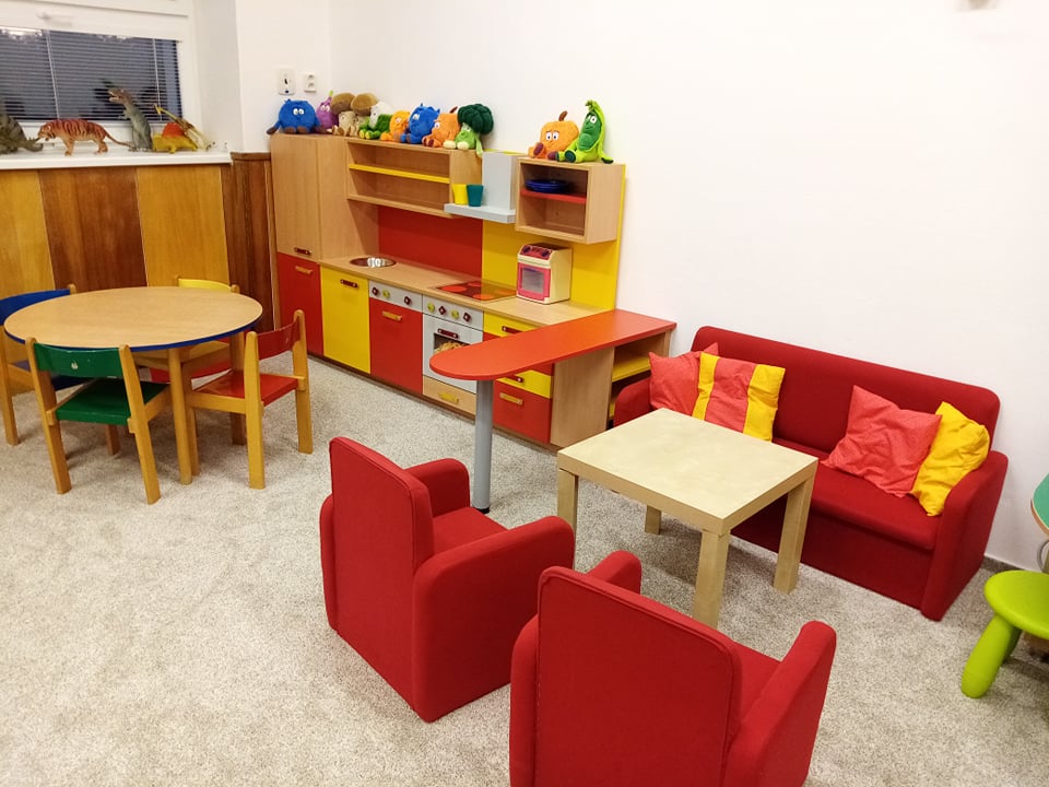Část zadní třídy s dětským nábytkem, hračkami a pomůckami pro rozvoj dětí