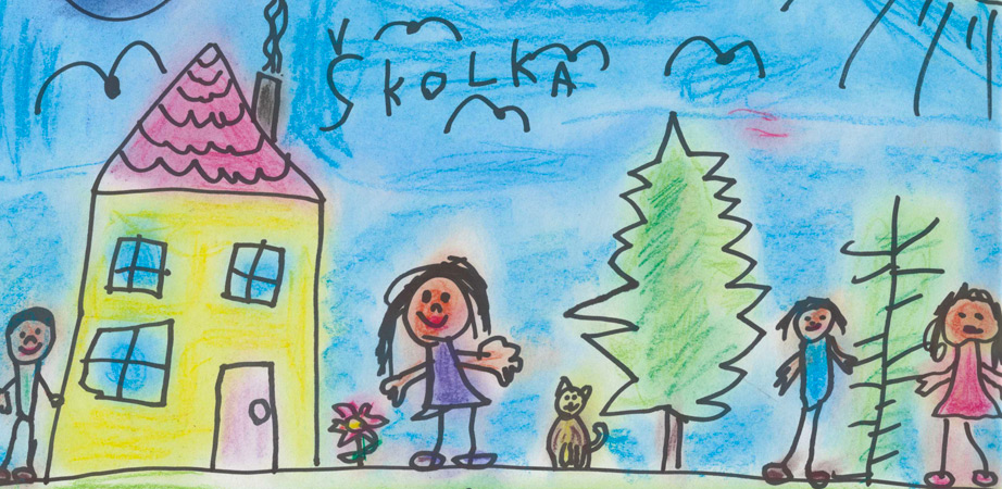 Obrázek nakreslený dětmi ze školy zobrazující budovy školy společně s postavičkami dětí